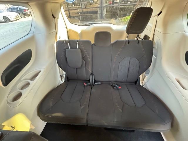 Used 2017 Chrysler Pacifica Touring FWD image 20
