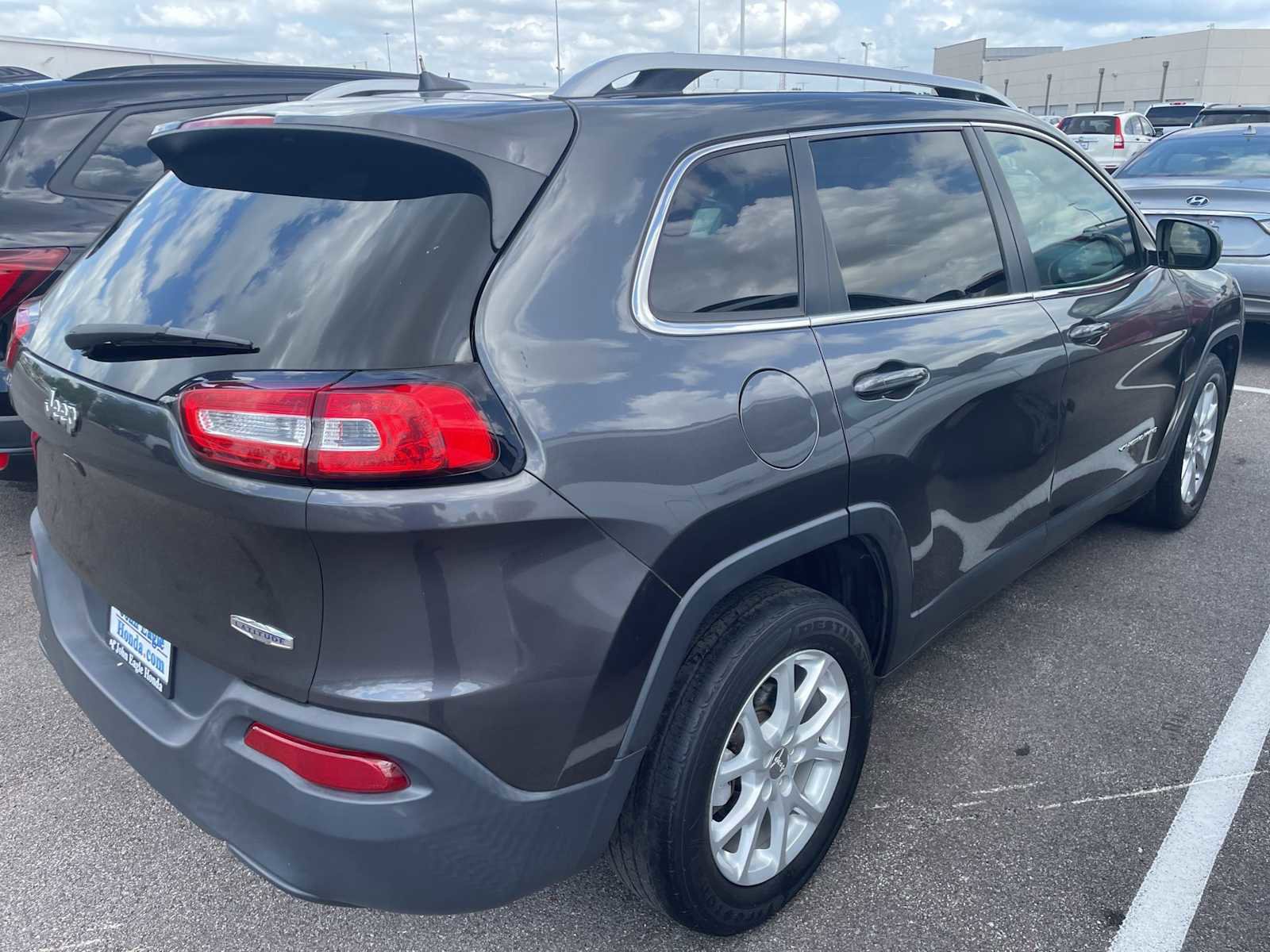 Used 2016 Jeep Cherokee Latitude FWD image 3