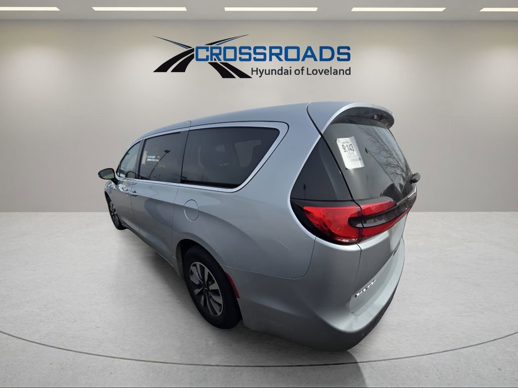 Used 2024 Chrysler Pacifica Select image 3