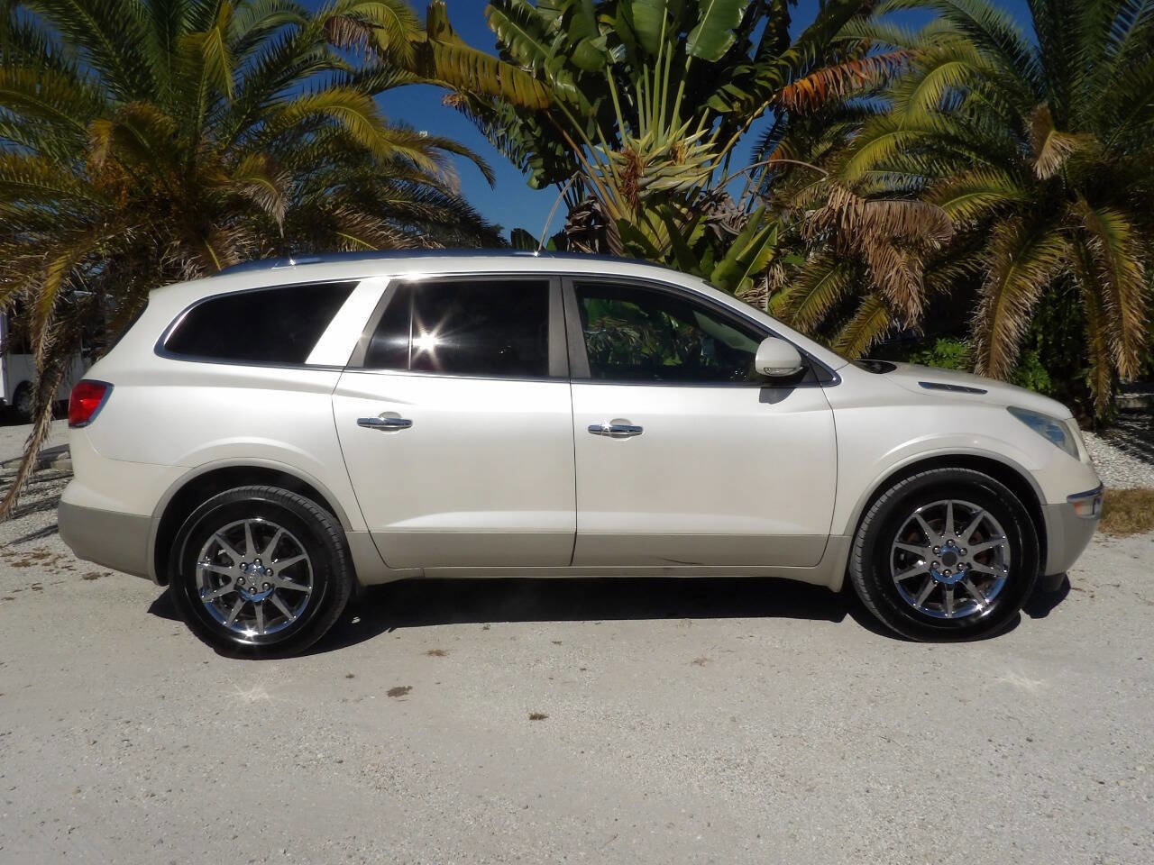 Used 2011 Buick Enclave CXL image 9
