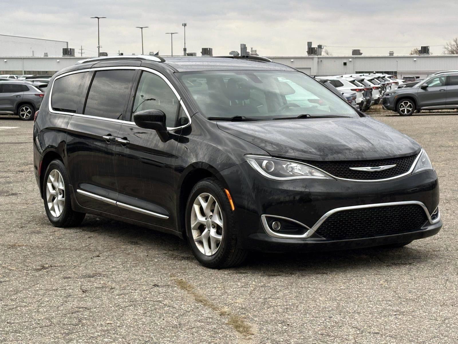 Used 2018 Chrysler Pacifica Touring-L Plus w/ Tire & Wheel Group image 6