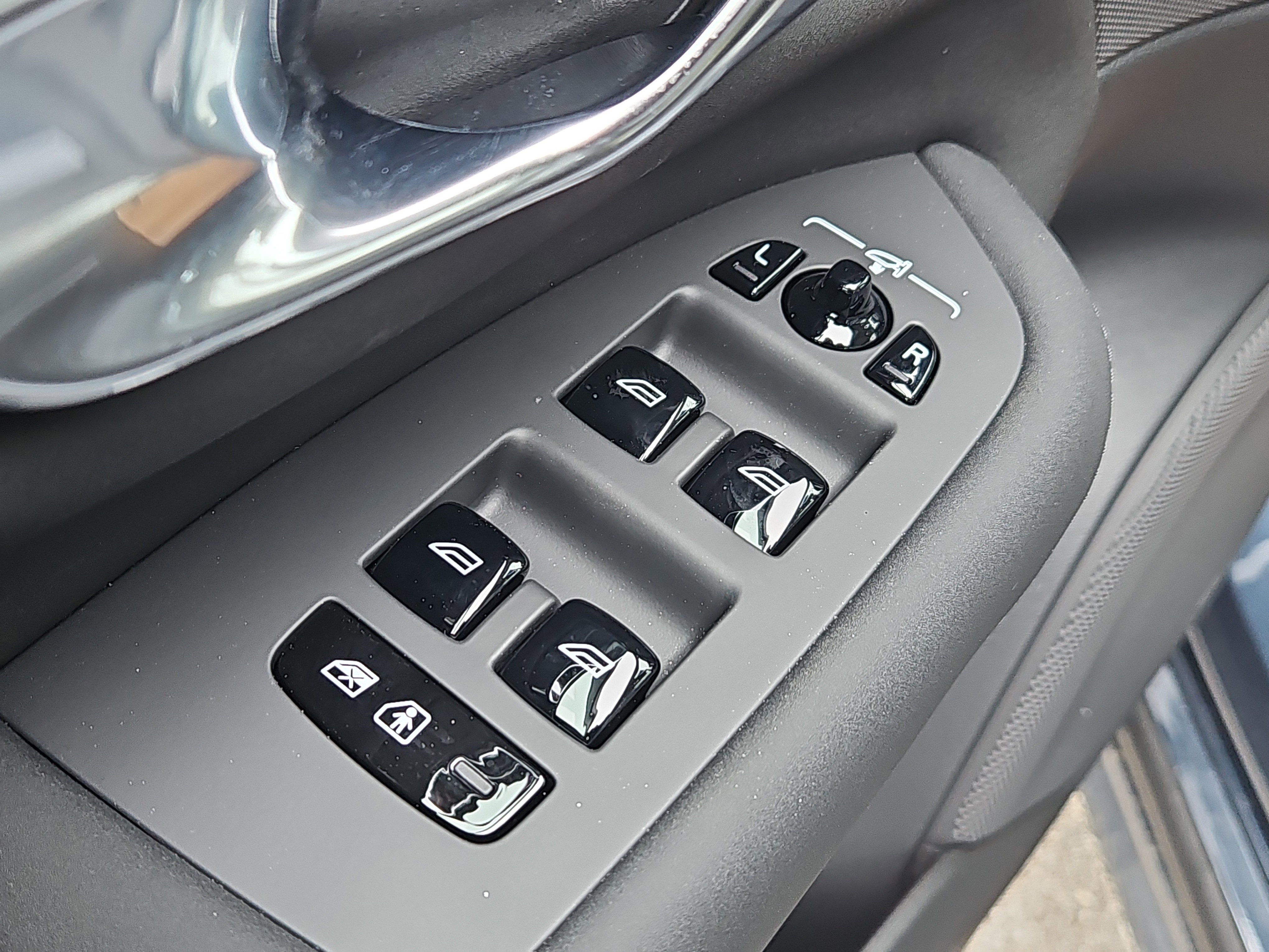 New 2026 Volvo XC90 B6 Plus w/ Protection Package Premier image 18