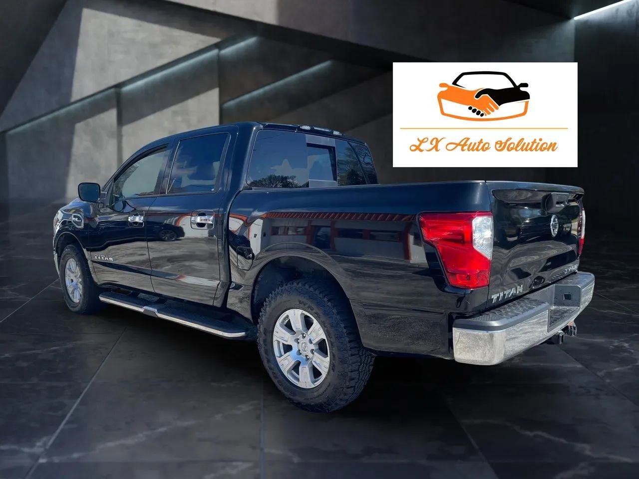 Used 2017 Nissan Titan SV AWD/4WD image 10