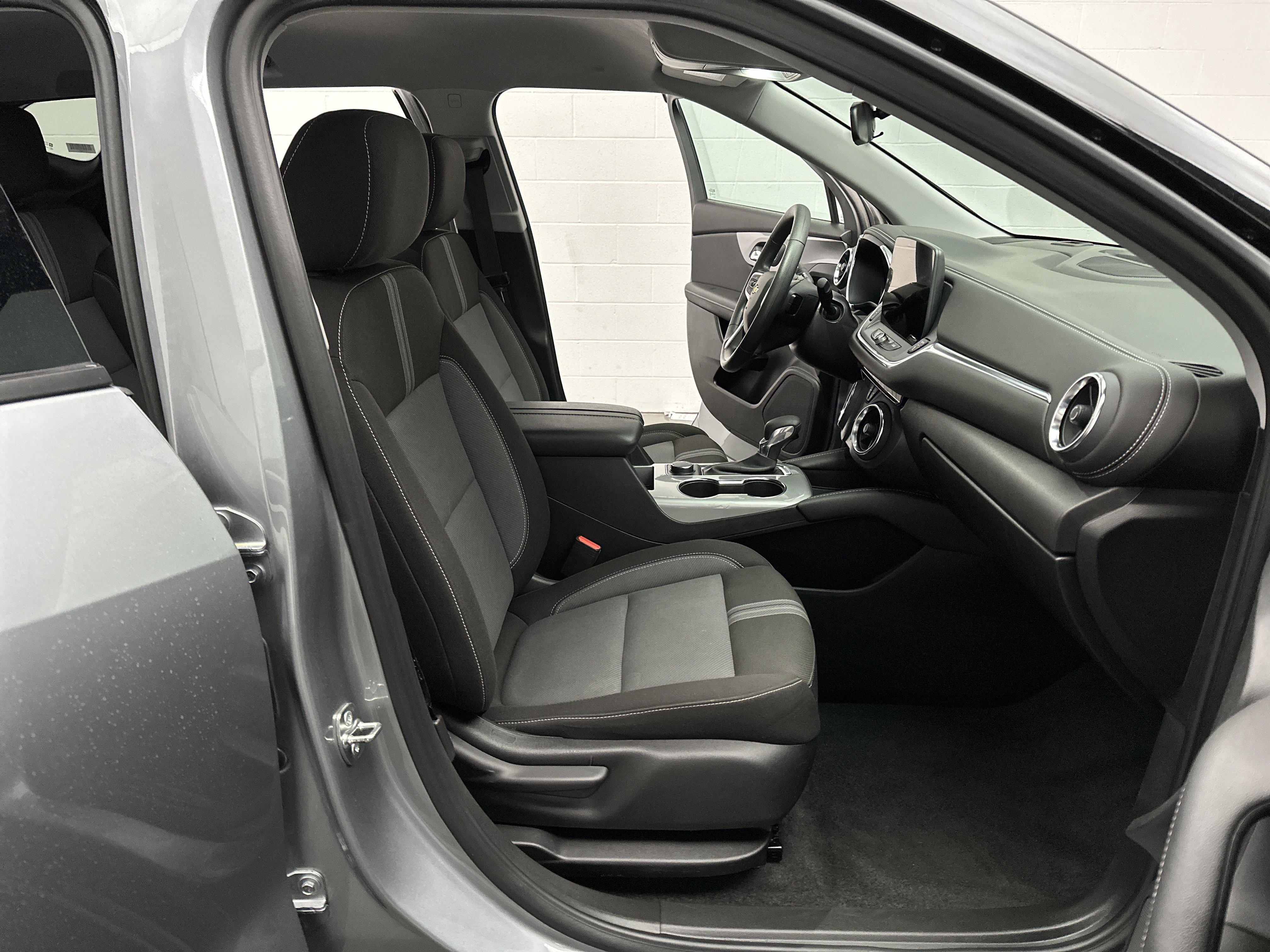 Used 2025 Chevrolet Blazer LT FWD image 19