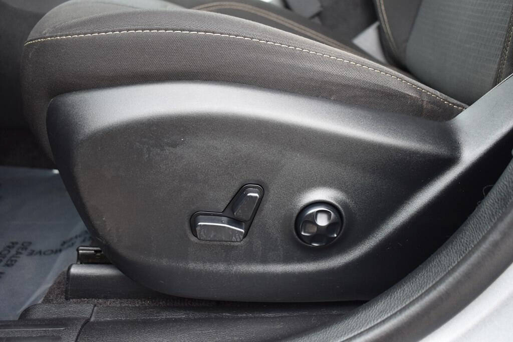 Used 2017 Jeep Cherokee Latitude w/ Comfort & Convenience Group AWD/4WD image 11