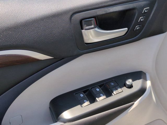 Used 2016 Toyota Highlander Limited Platinum FWD image 15