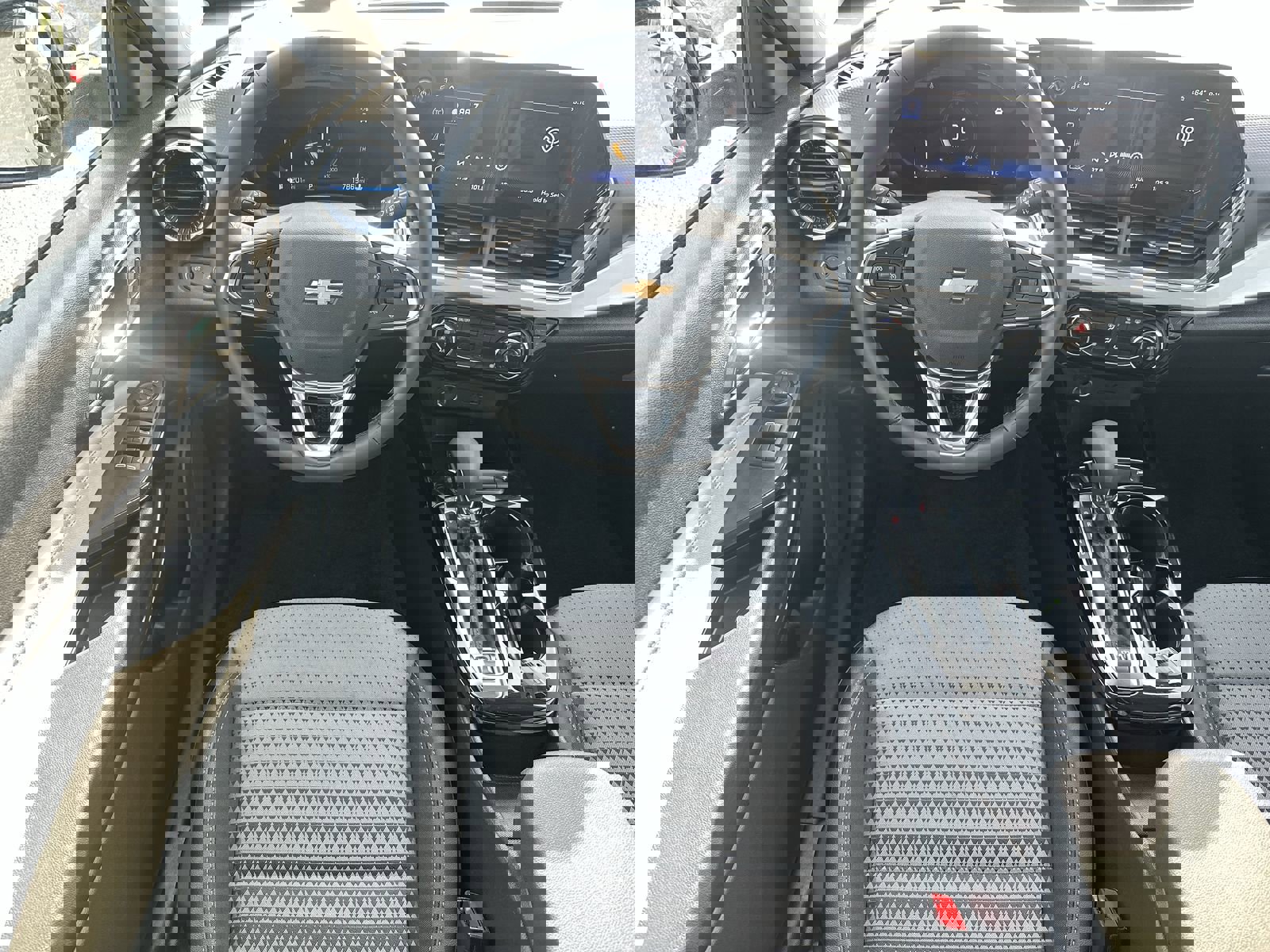 Used 2025 Chevrolet Trax LT w/ LT Convenience Package image 17