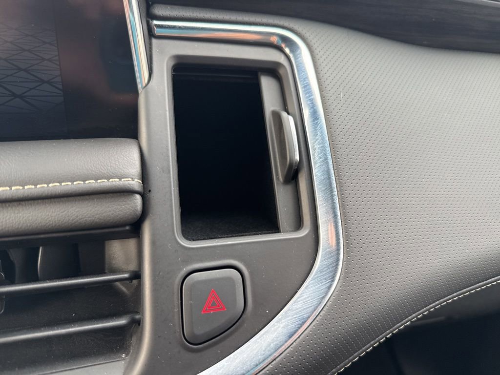 Used 2023 GMC Yukon SLT image 32