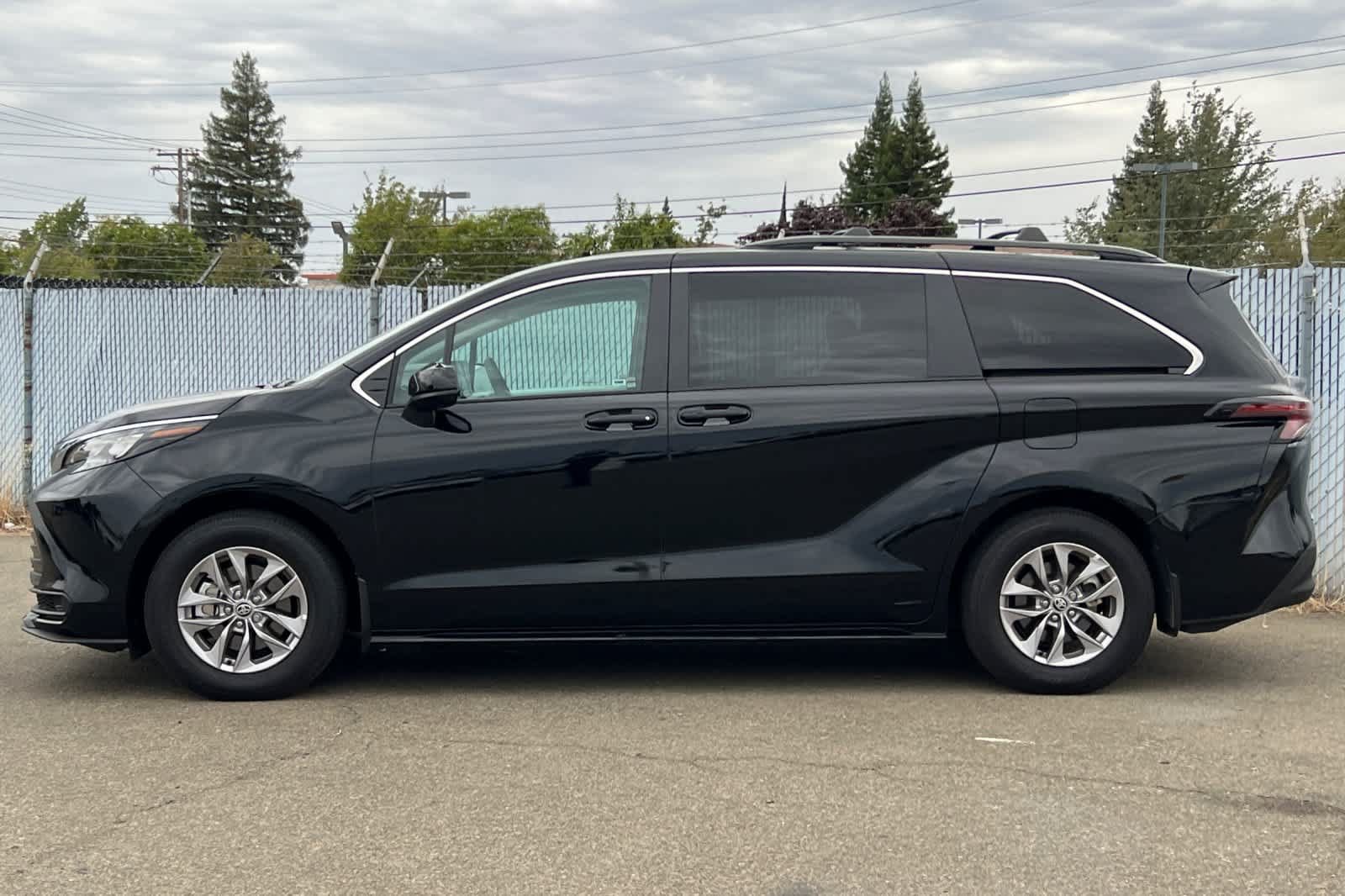 Certified 2025 Toyota Sienna LE FWD video 2