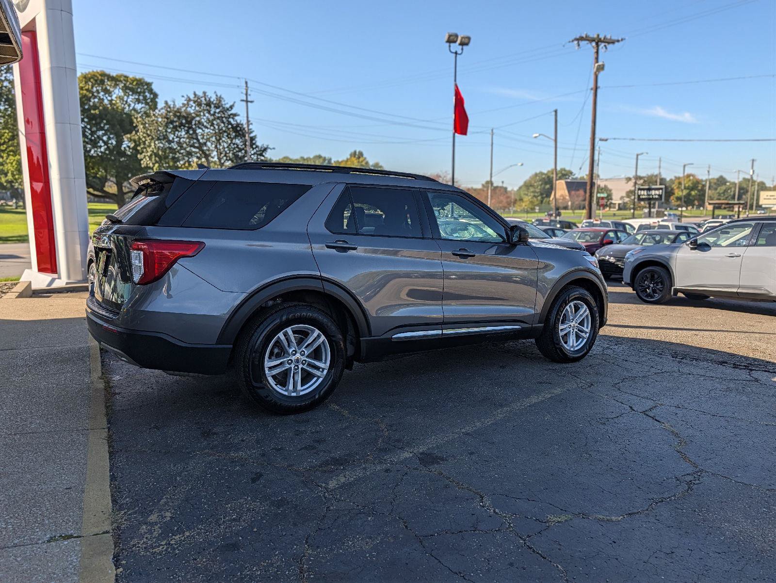 Used 2021 Ford Explorer XLT w/ Equipment Group 202A AWD/4WD image 11