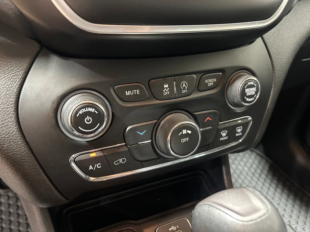 Certified 2019 Jeep Cherokee Latitude Plus w/ Cold Weather Group AWD/4WD image 20