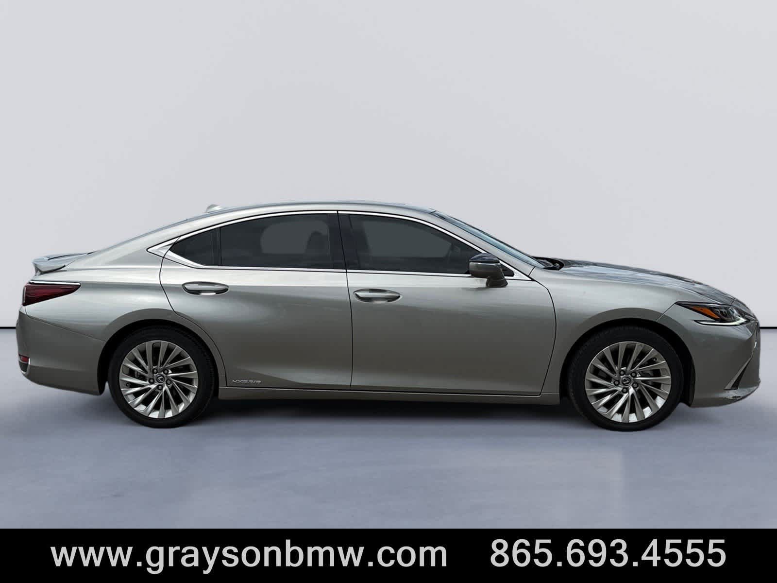 Used 2020 Lexus ES 300h Ultra Luxury w/ Accessory Package 2 FWD image 2