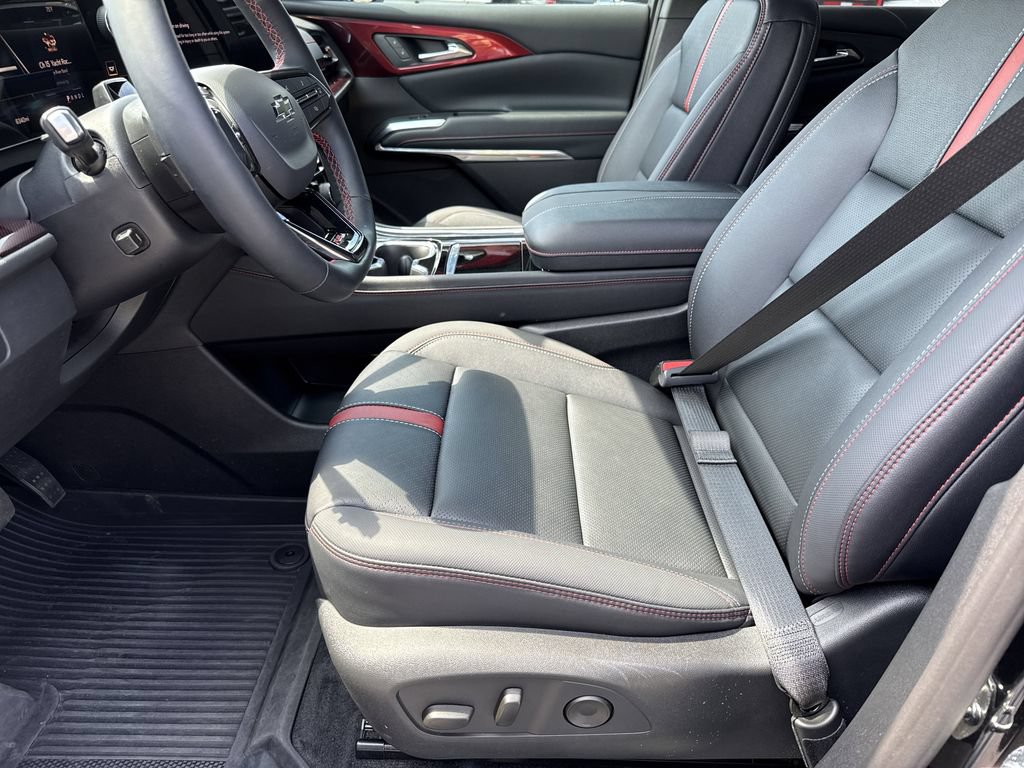 Used 2026 Chevrolet Traverse RS w/ LPO, Floor Liner Package FWD image 9