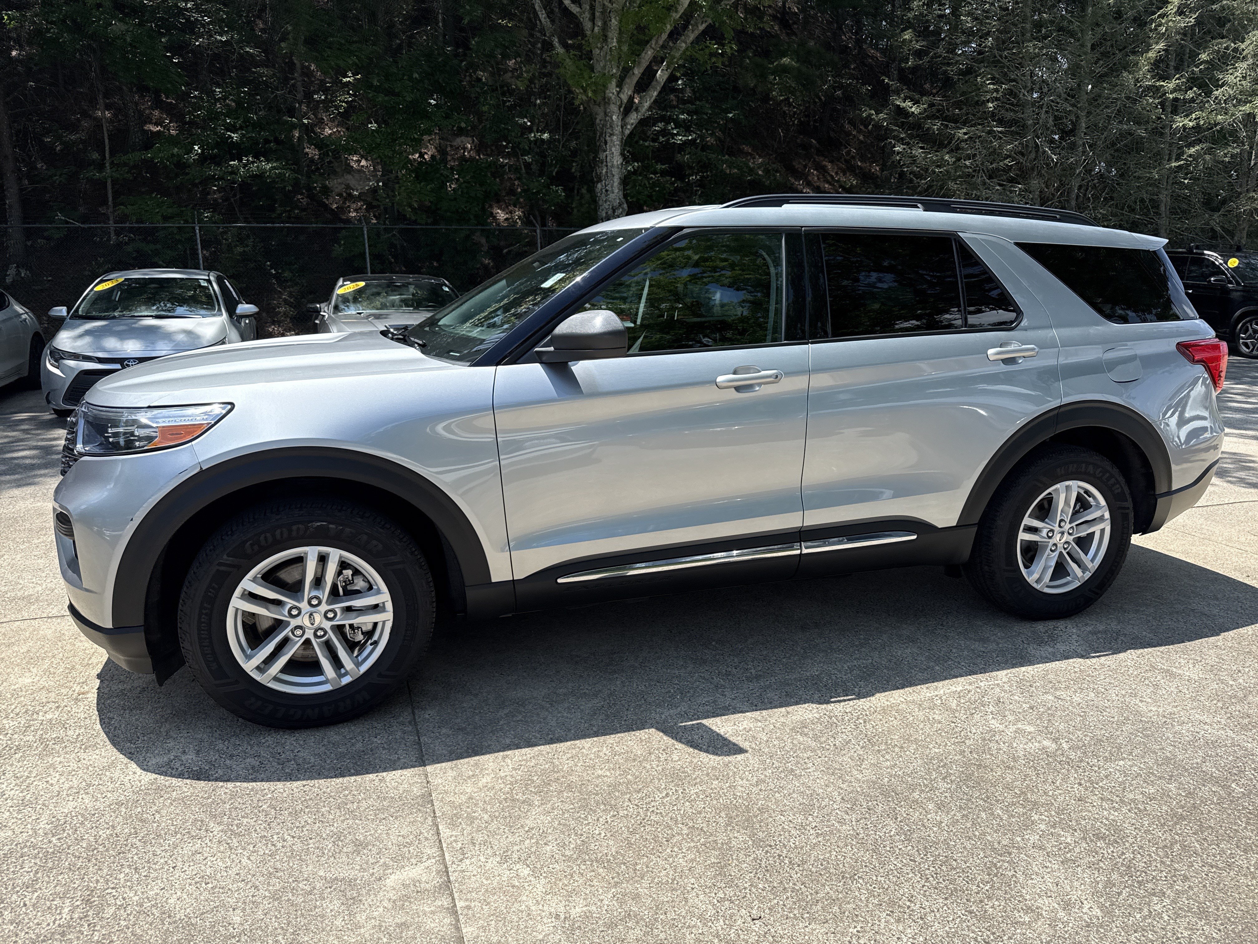 Used 2023 Ford Explorer XLT RWD image 4