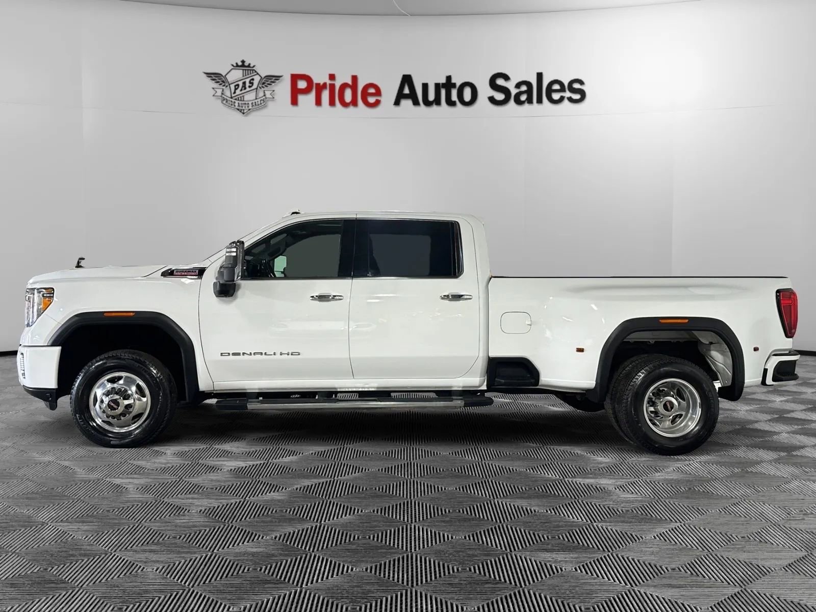 Used 2022 GMC Sierra 3500 Denali w/ Denali Ultimate Package image 2