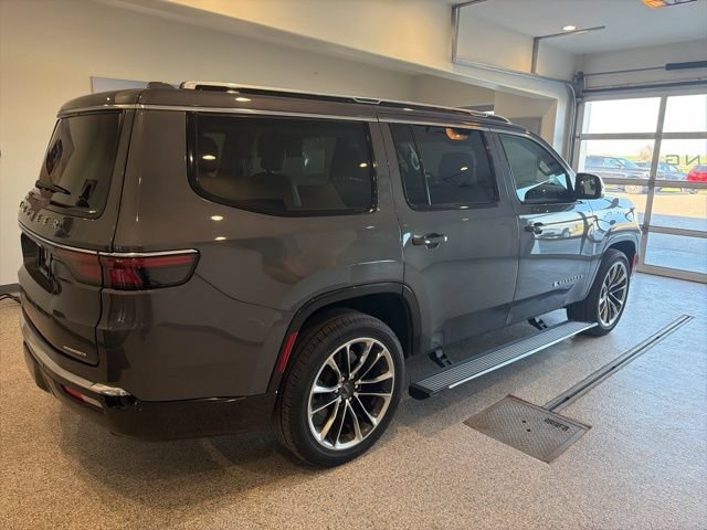 Used 2023 Jeep Wagoneer Series III w/ Premium Group I AWD/4WD image 5