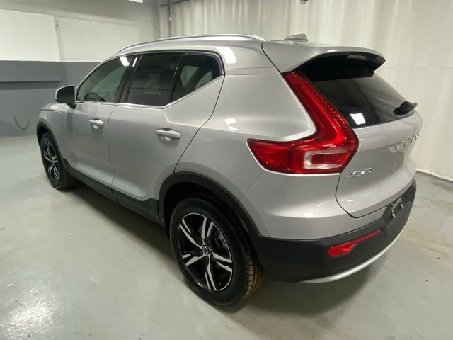 Used 2025 Volvo XC40 B5 Core AWD/4WD image 2