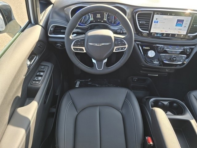 New 2026 Chrysler Pacifica Select image 3