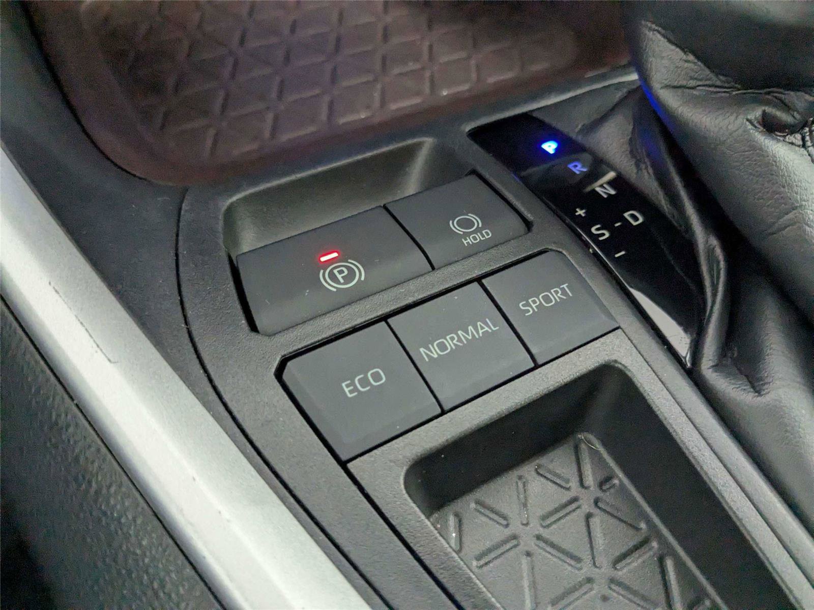 Used 2020 Toyota RAV4 Limited FWD image 28