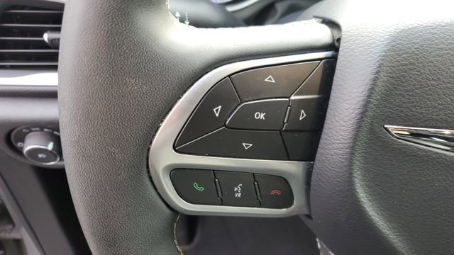 Certified 2025 Chrysler Pacifica Select image 11