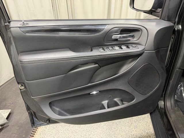 Used 2015 Chrysler Town & Country S w/ Driver Convenience Group FWD image 20