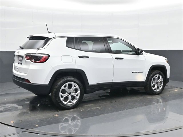 Used 2025 Jeep Compass Sport image 4