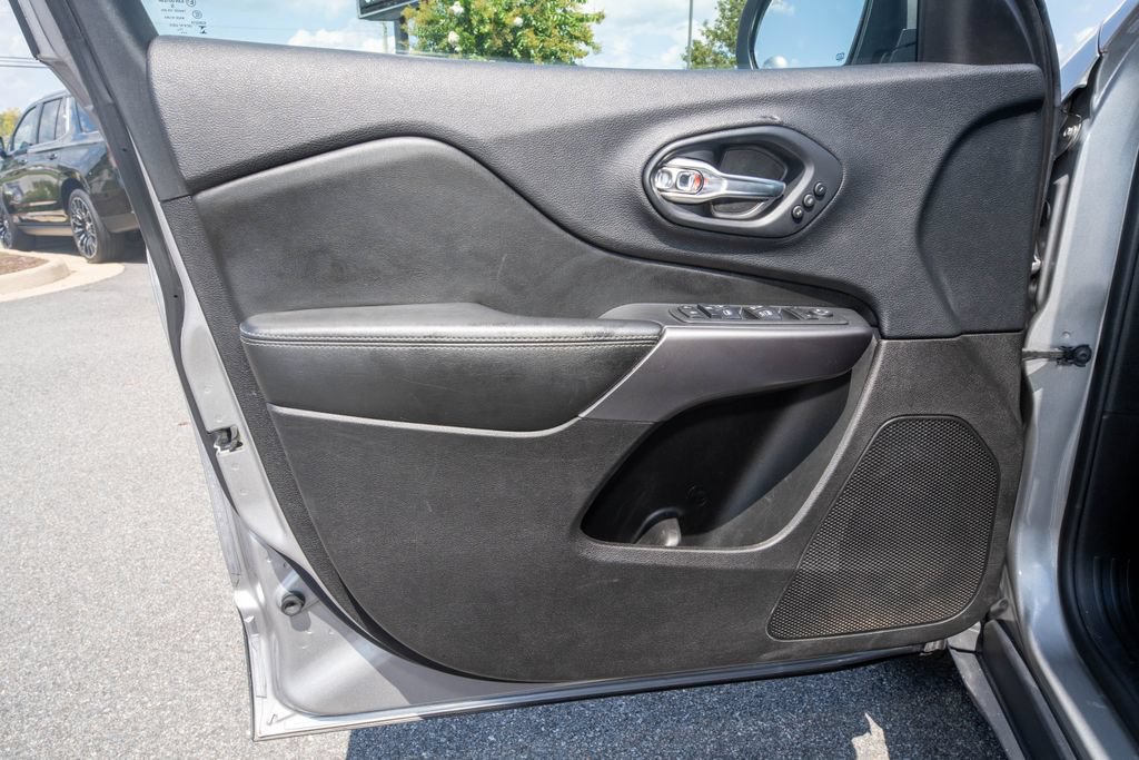 Used 2019 Jeep Cherokee Limited AWD/4WD image 16