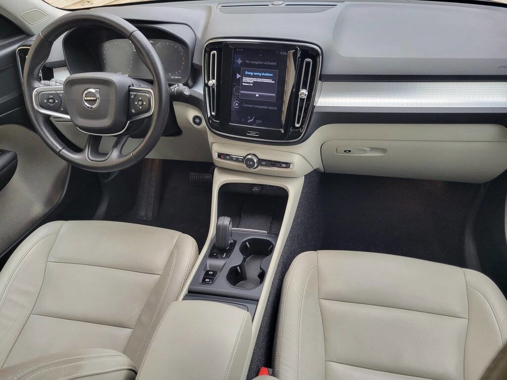 Used 2020 Volvo XC40 T4 Momentum image 33