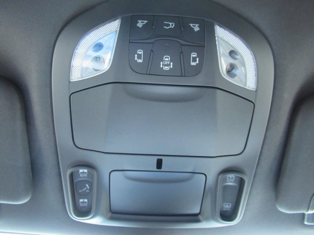 New 2027 Chrysler Pacifica Limited FWD image 30