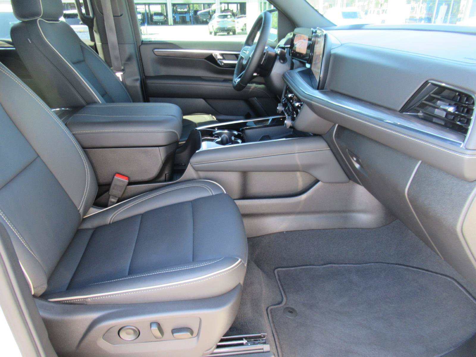 Used 2025 Chevrolet Tahoe Premier w/ Sun And Tow Package AWD/4WD image 11