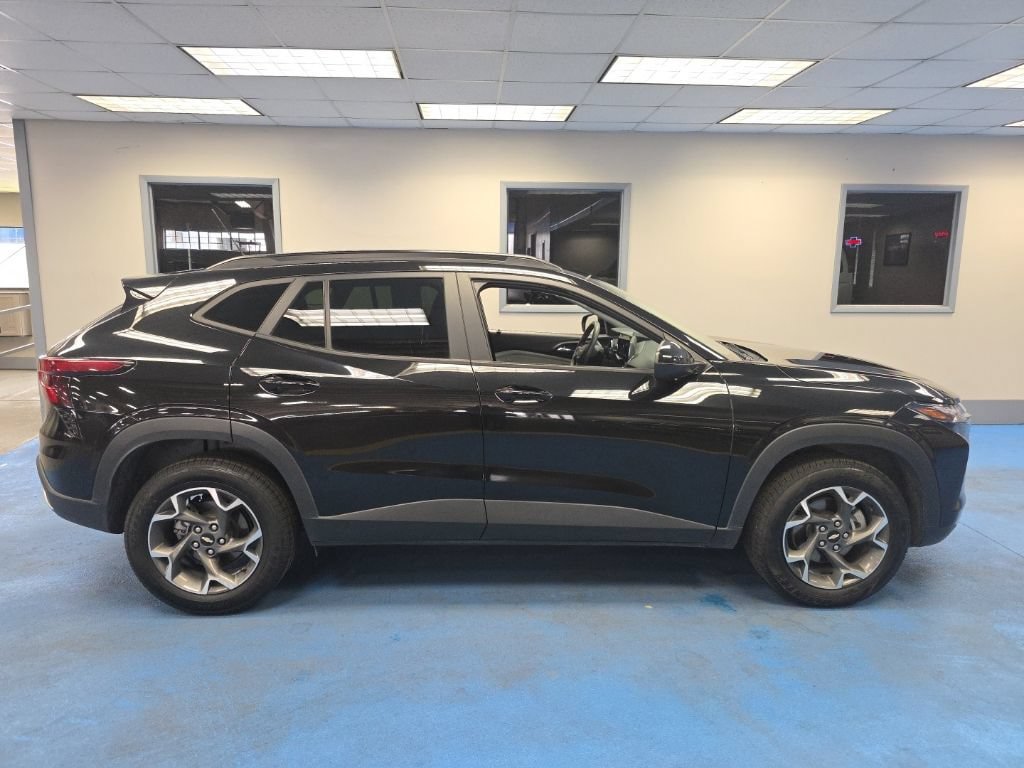 Certified 2024 Chevrolet Trax LT FWD image 2