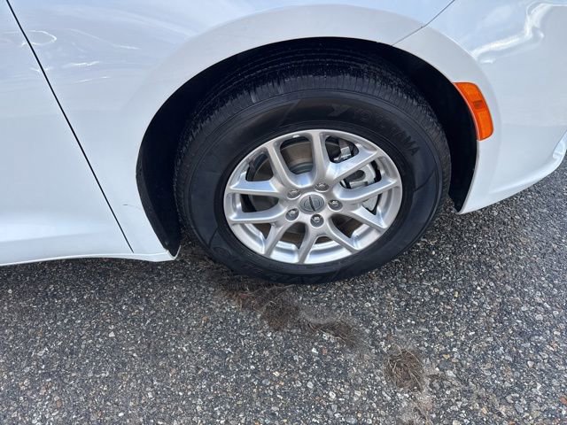 Used 2024 Chrysler Pacifica Touring-L image 11