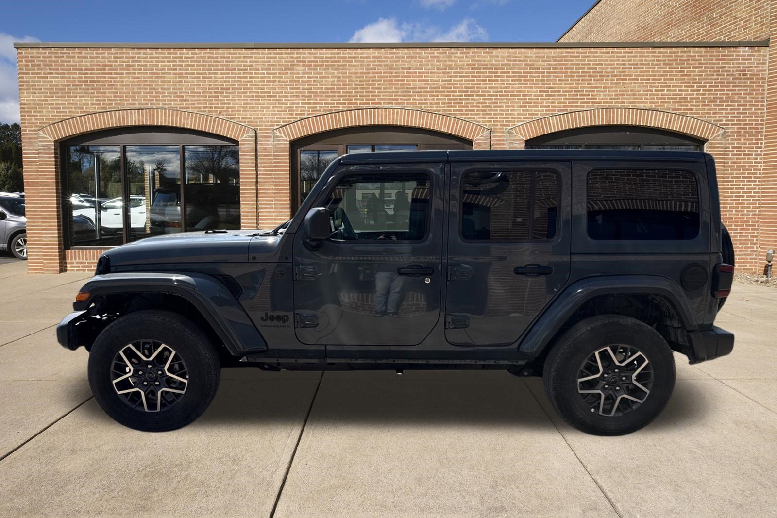 Used 2026 Jeep Wrangler Unlimited Sahara AWD/4WD image 6