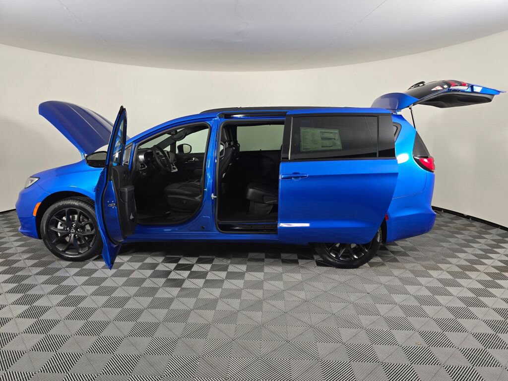 New 2026 Chrysler Pacifica Select AWD/4WD image 18