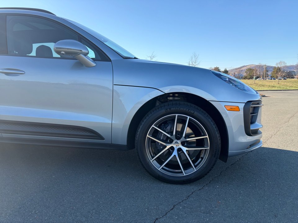 Certified 2025 Porsche Macan image 11