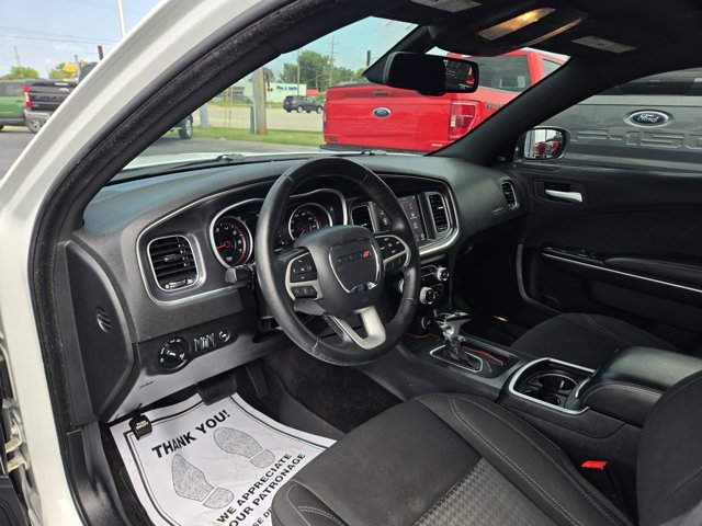 Used 2017 Dodge Charger SXT RWD image 2