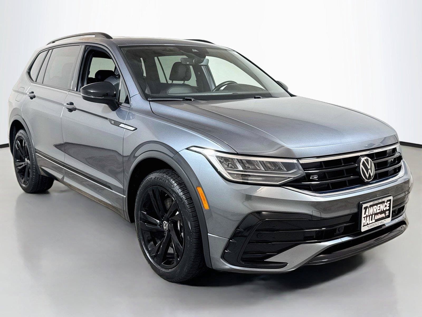 Used 2023 Volkswagen Tiguan SE R-Line FWD image 3