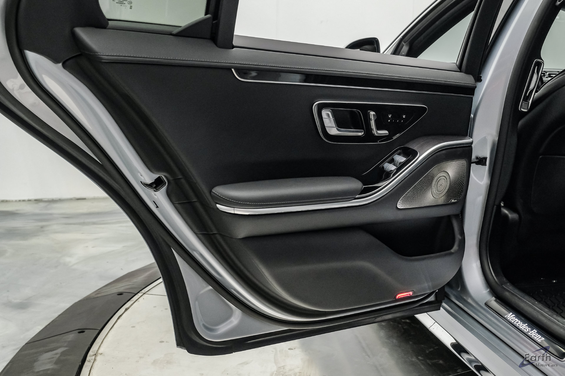 Used 2022 Mercedes-Benz S 580 4MATIC Sedan w/ AMG Line Package image 98
