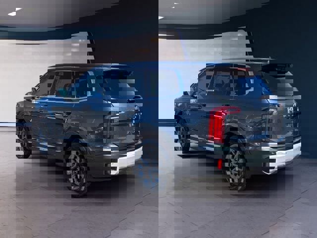 Used 2024 Kia Telluride LX AWD/4WD image 3