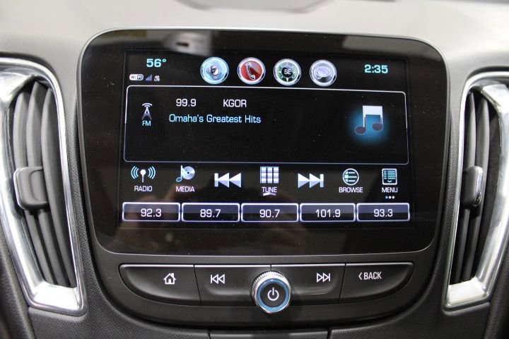 Used 2018 Chevrolet Malibu Premier w/ Premier Sun and Wheel Package image 4