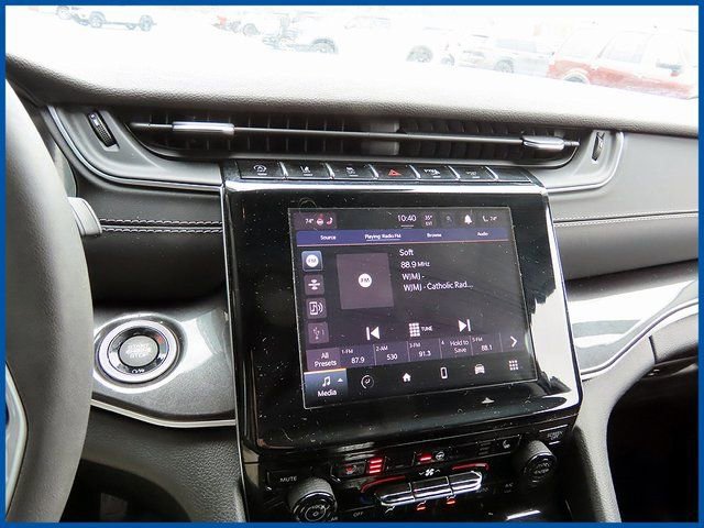 Used 2023 Jeep Grand Cherokee Laredo w/ Luxury Tech Group I AWD/4WD image 15