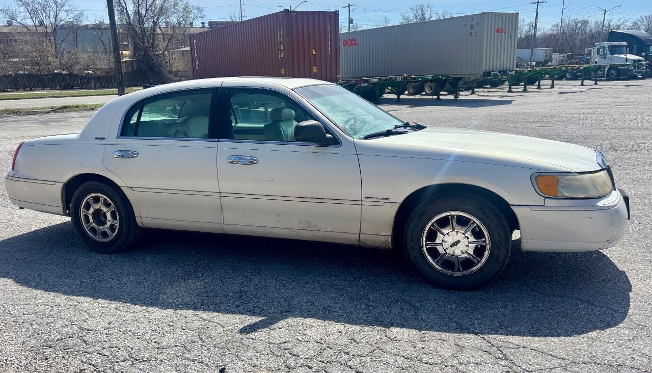 Used 2000 Lincoln Town Car Signature RWD image 5