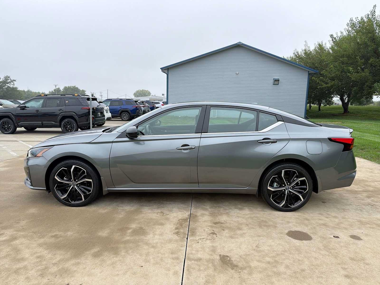 Used 2023 Nissan Altima 2.5 SR w/ SR Premium Package AWD/4WD image 3