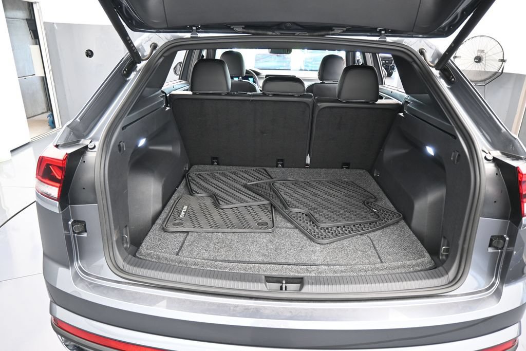 Used 2025 Volkswagen Atlas Cross Sport SE w/ Panoramic Sunroof Package FWD image 45