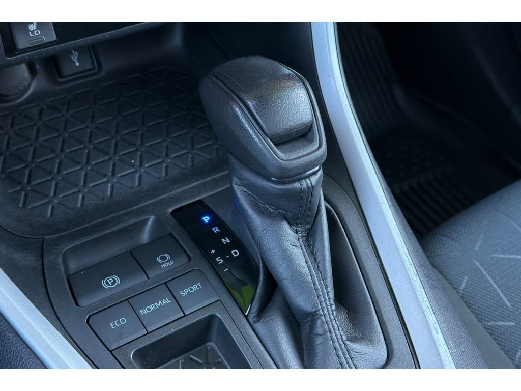 Used 2022 Toyota RAV4 XLE w/ Convenience Package FWD image 23