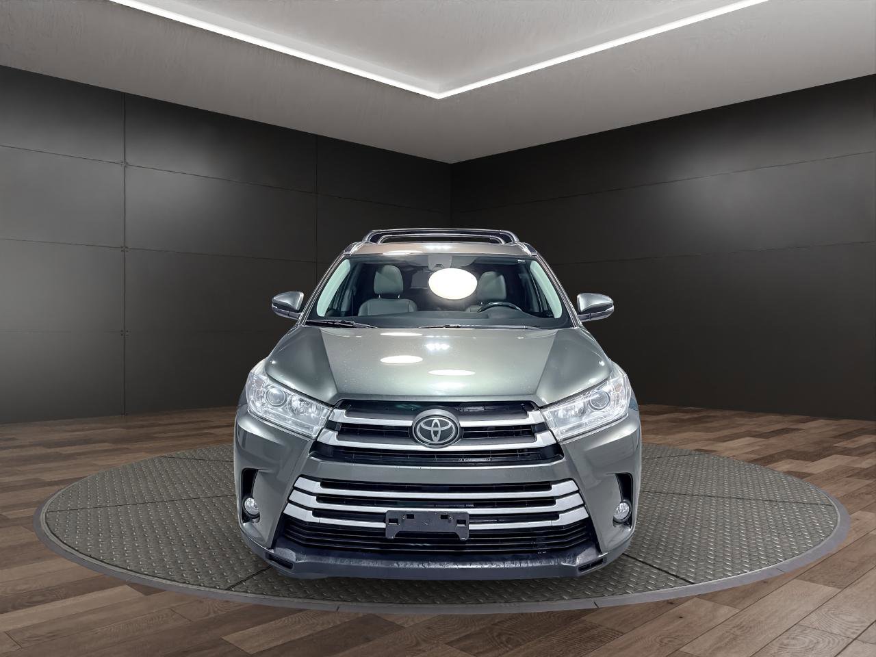 Used 2019 Toyota Highlander XLE image 3