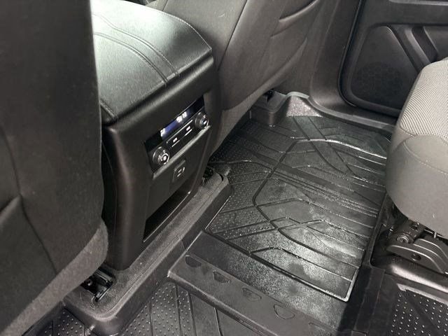 Used 2023 Chevrolet Traverse LT image 34