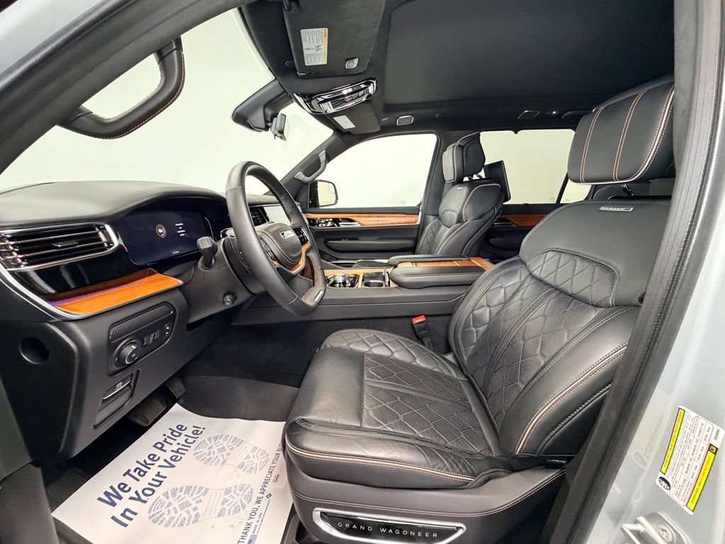 Used 2025 Jeep Grand Wagoneer Series III w/ Rear-Seat Entertainment Group AWD/4WD image 2