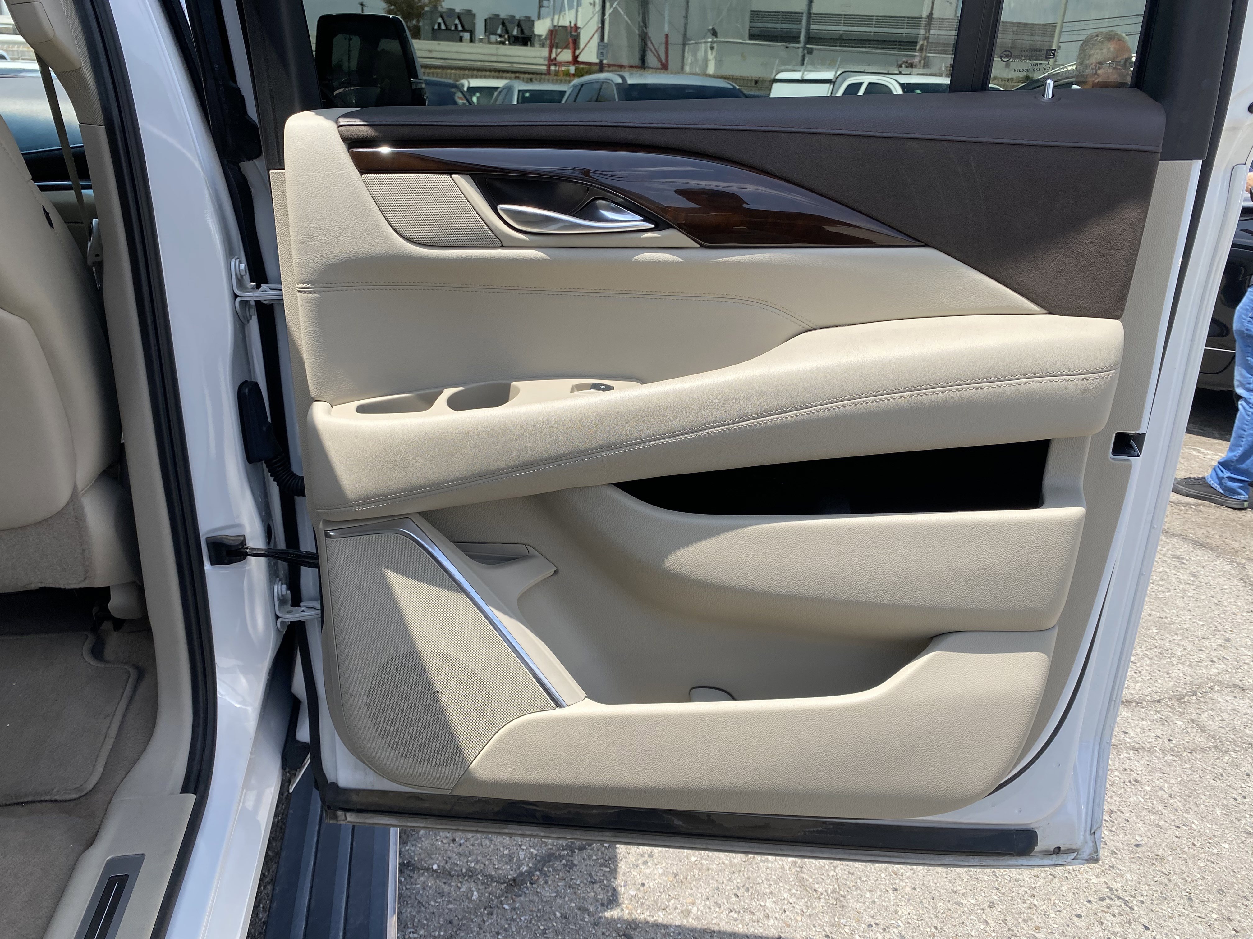 Used 2017 Cadillac Escalade ESV Premium Luxury RWD image 26