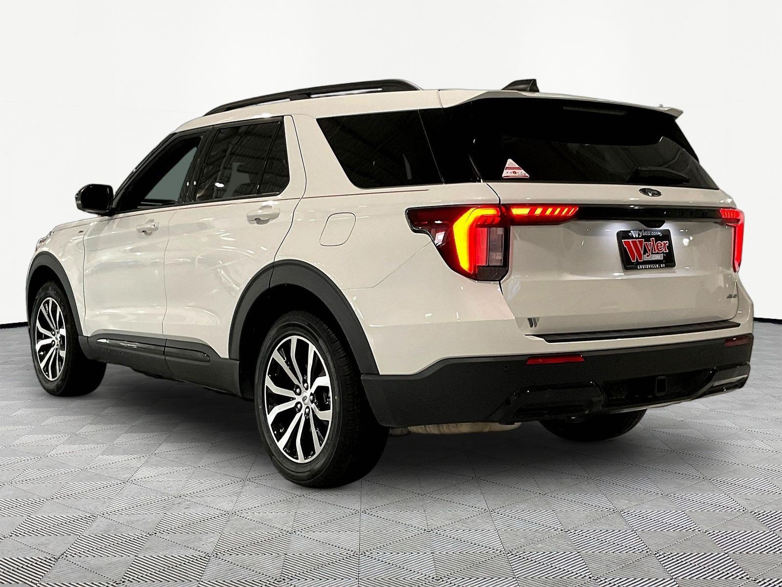 Used 2025 Ford Explorer ST-Line AWD/4WD image 4